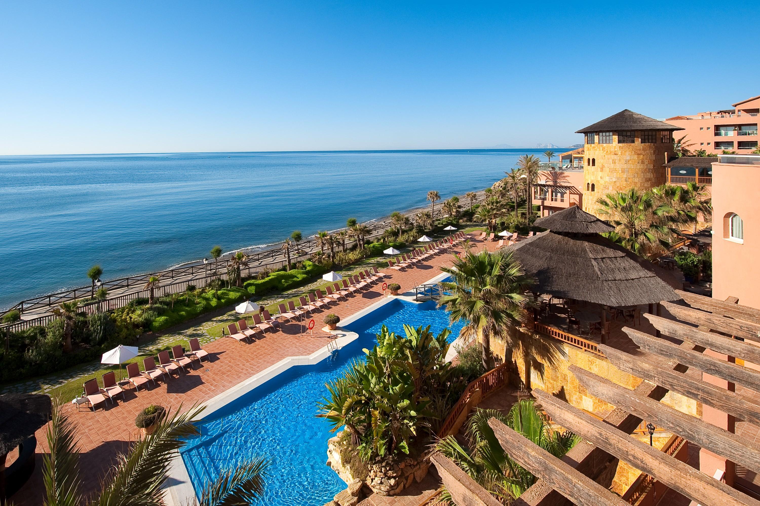 Elba Estepona Gran Hotel & Thalasso Spa Екстериор снимка The resort's swimming pool