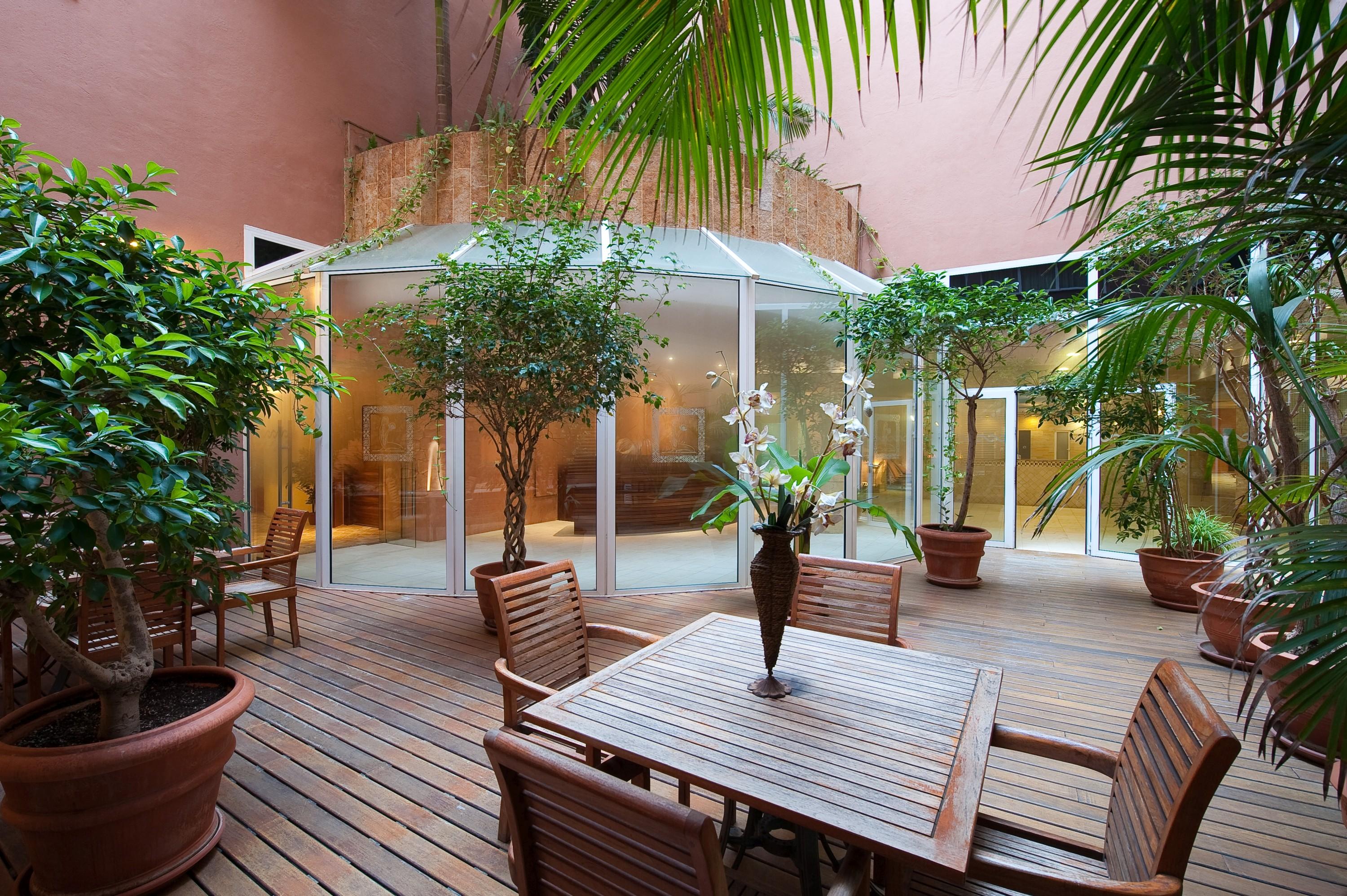 Elba Estepona Gran Hotel & Thalasso Spa Екстериор снимка The hotel's courtyard