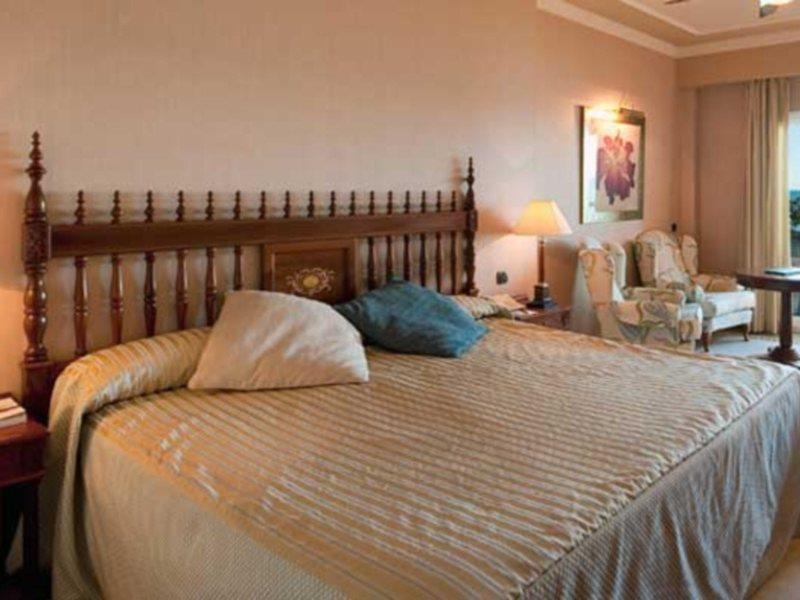 Elba Estepona Gran Hotel & Thalasso Spa Екстериор снимка A bedroom at the hotel