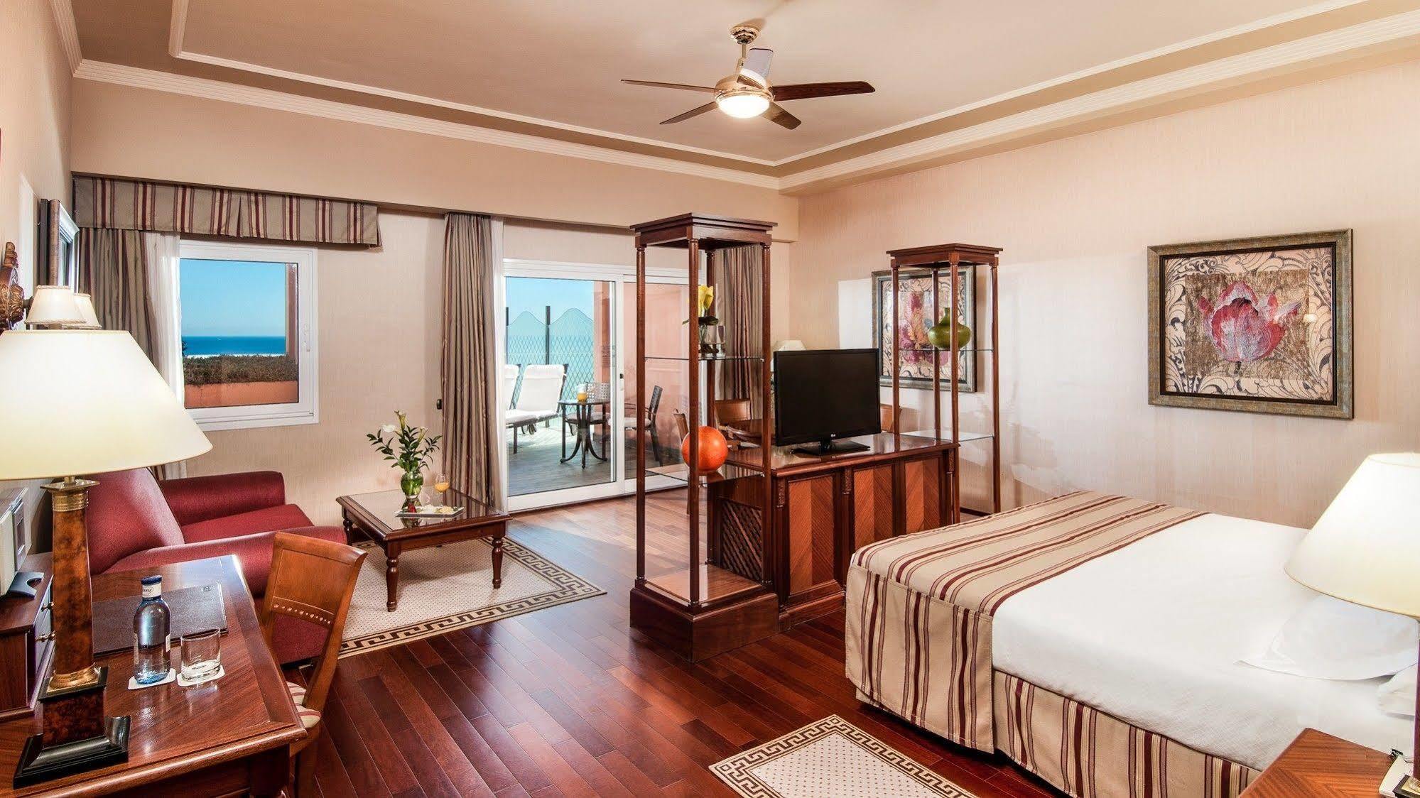 Elba Estepona Gran Hotel & Thalasso Spa Екстериор снимка Suite at the Hilton Sharm El Sheikh Resort