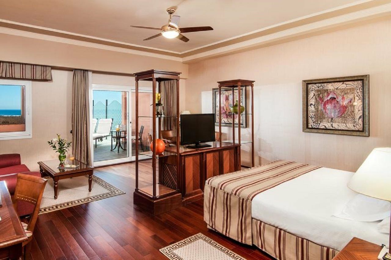 Elba Estepona Gran Hotel & Thalasso Spa Екстериор снимка Suite at the Hilton Athens